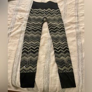 Lululemon black & green cropped leggings; size 6; good condition